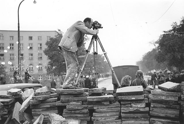 Julien Bryan films the Siege of Warsaw live, from atop a barricade
